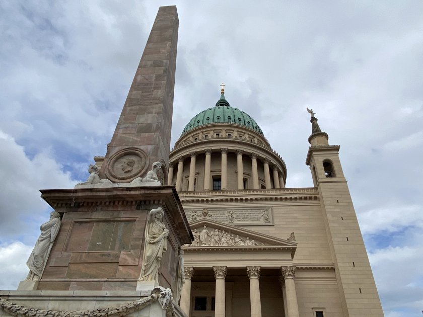Like many a church in Rome, the Lutheran Nikolaikirche has an obelisk at the main entrance