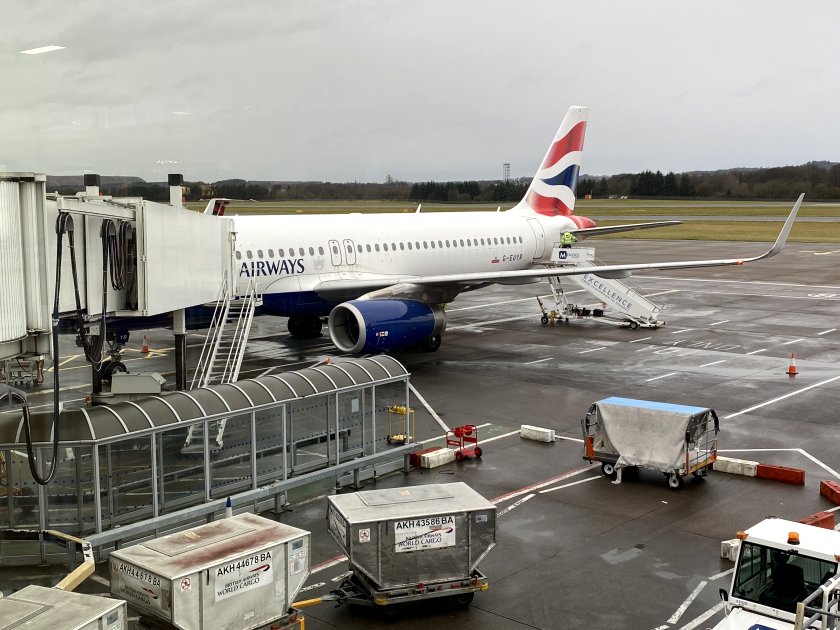 20DecLon_A_03 Heathrow-bound Airbus A320