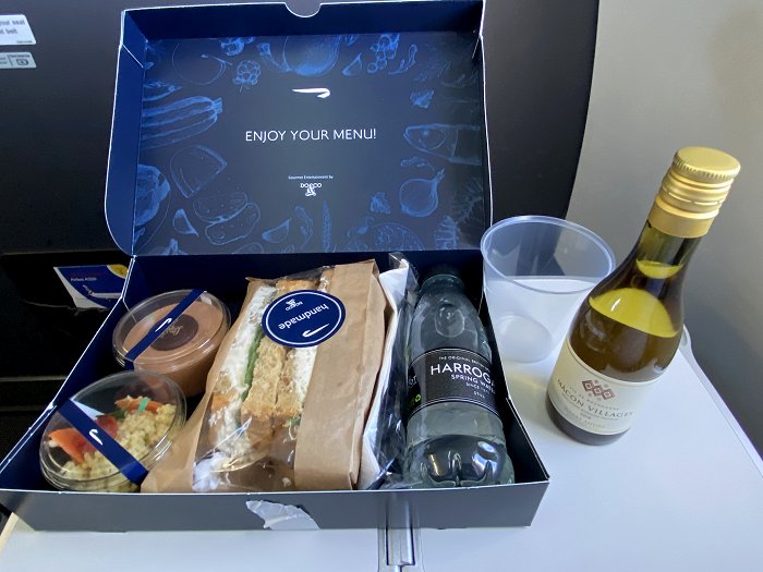 20NPtgl_P1_A_04 The familiar sandwich box. Why is a plastic cup more Covid-safe than a proper glass?