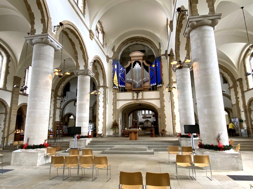 The nave, showing the nave altar and the West Great Organ.