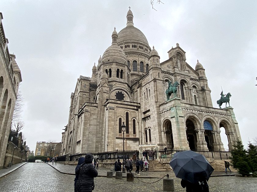 With some wide-angle help, here's a better look at the Sacré-Cœur basilica