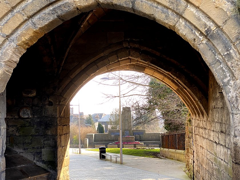 Short pedestrian passage under part of the palace, leading to Dunfermline War Memorial