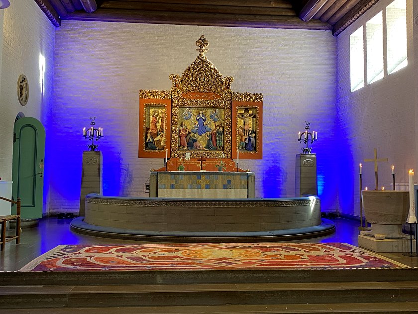 Striking altarpiece in Masthugget Church