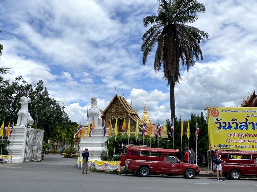 Almost at the gate of Wat Phra Singh