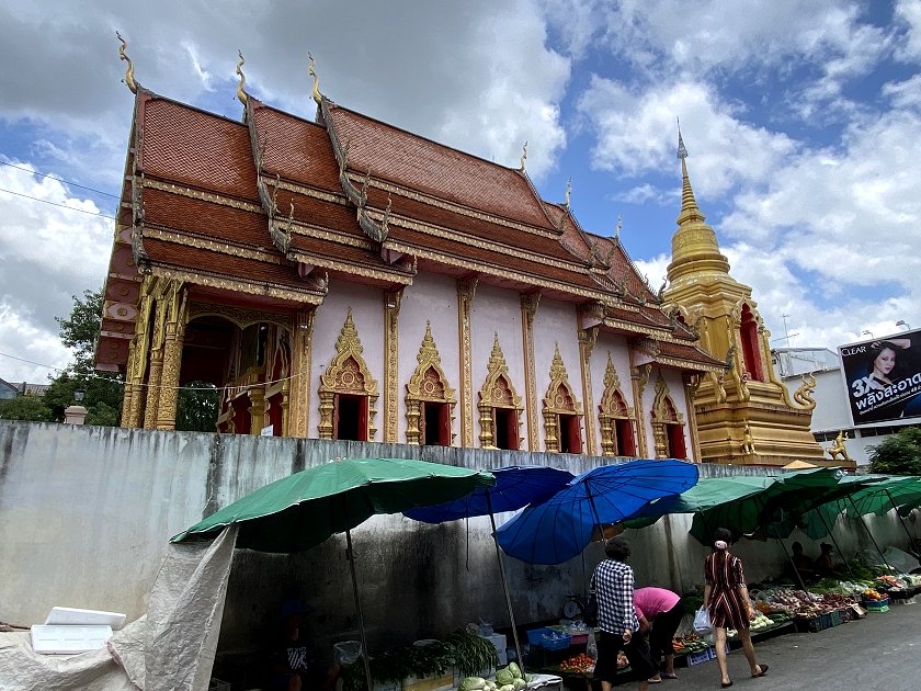 Wat Mung Muang had a "floor-level" street market outside